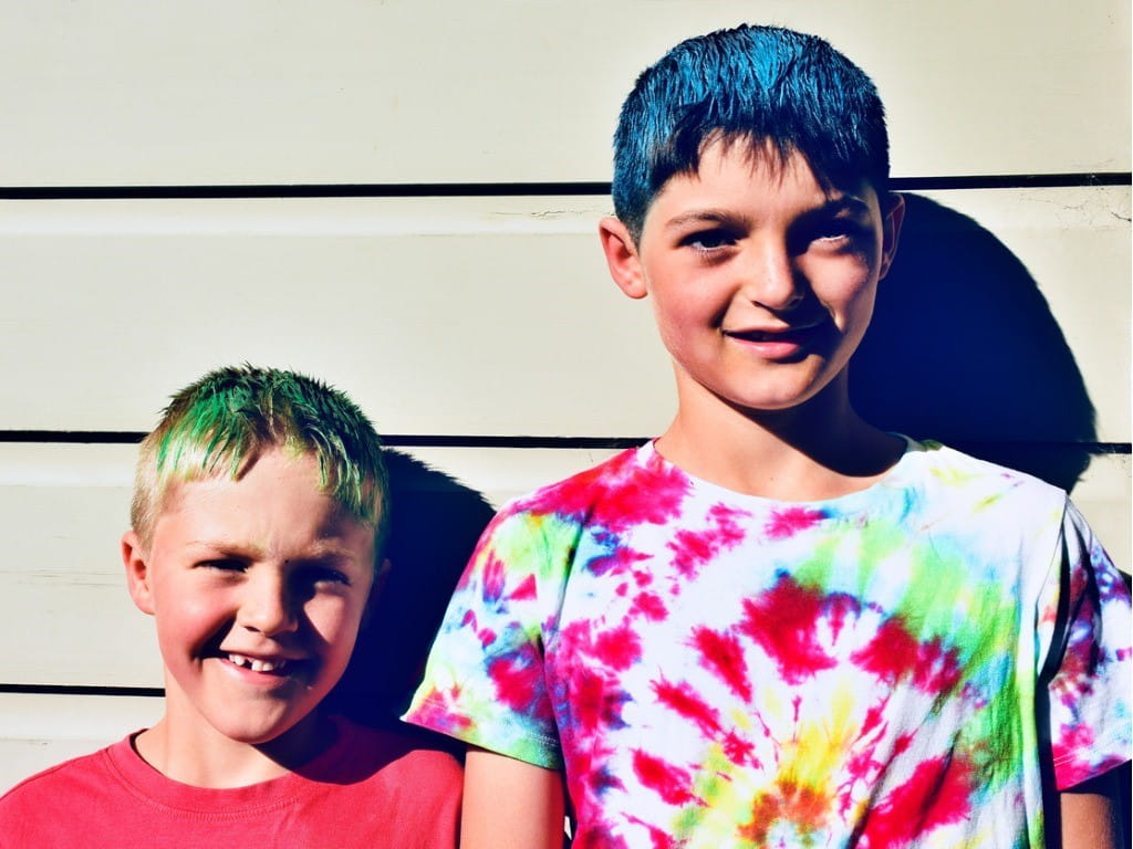 How to DYE kid's hair with HAIR CHALK. Quick and safe coloring for kids 